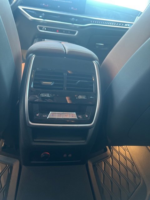 Used 2023 BMW X7 xDrive40i w/ Premium Package image 9