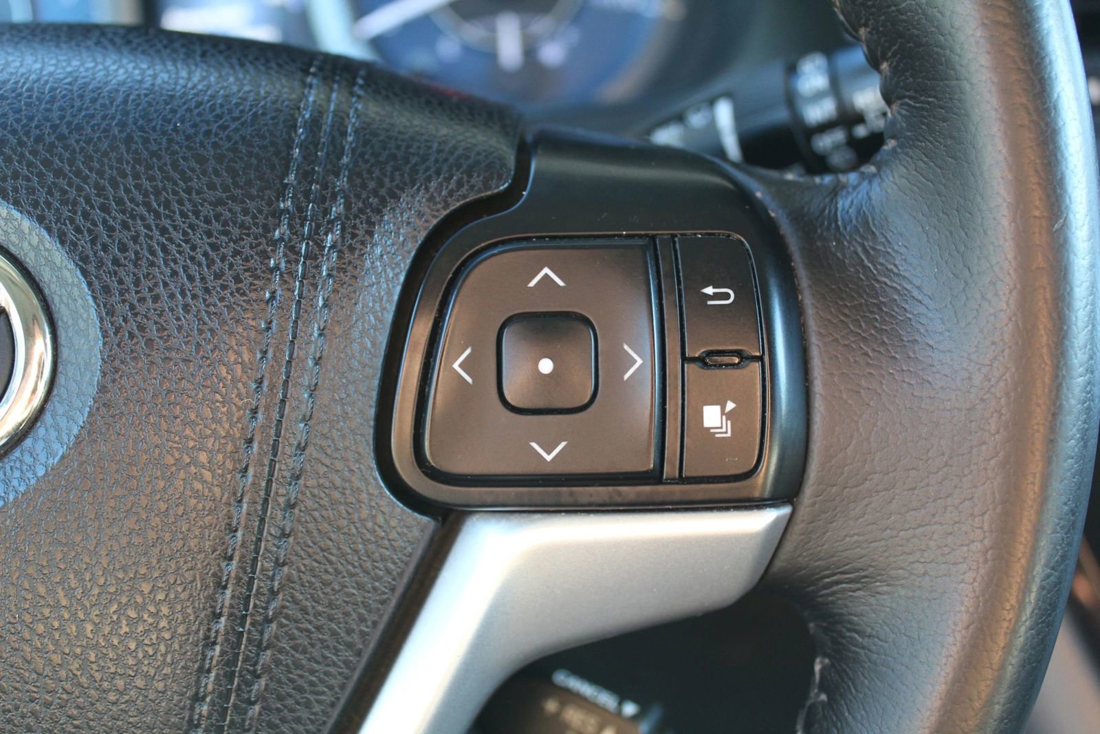 Used 2015 Toyota Sienna XLE w/ XLE Navigation Package FWD image 19