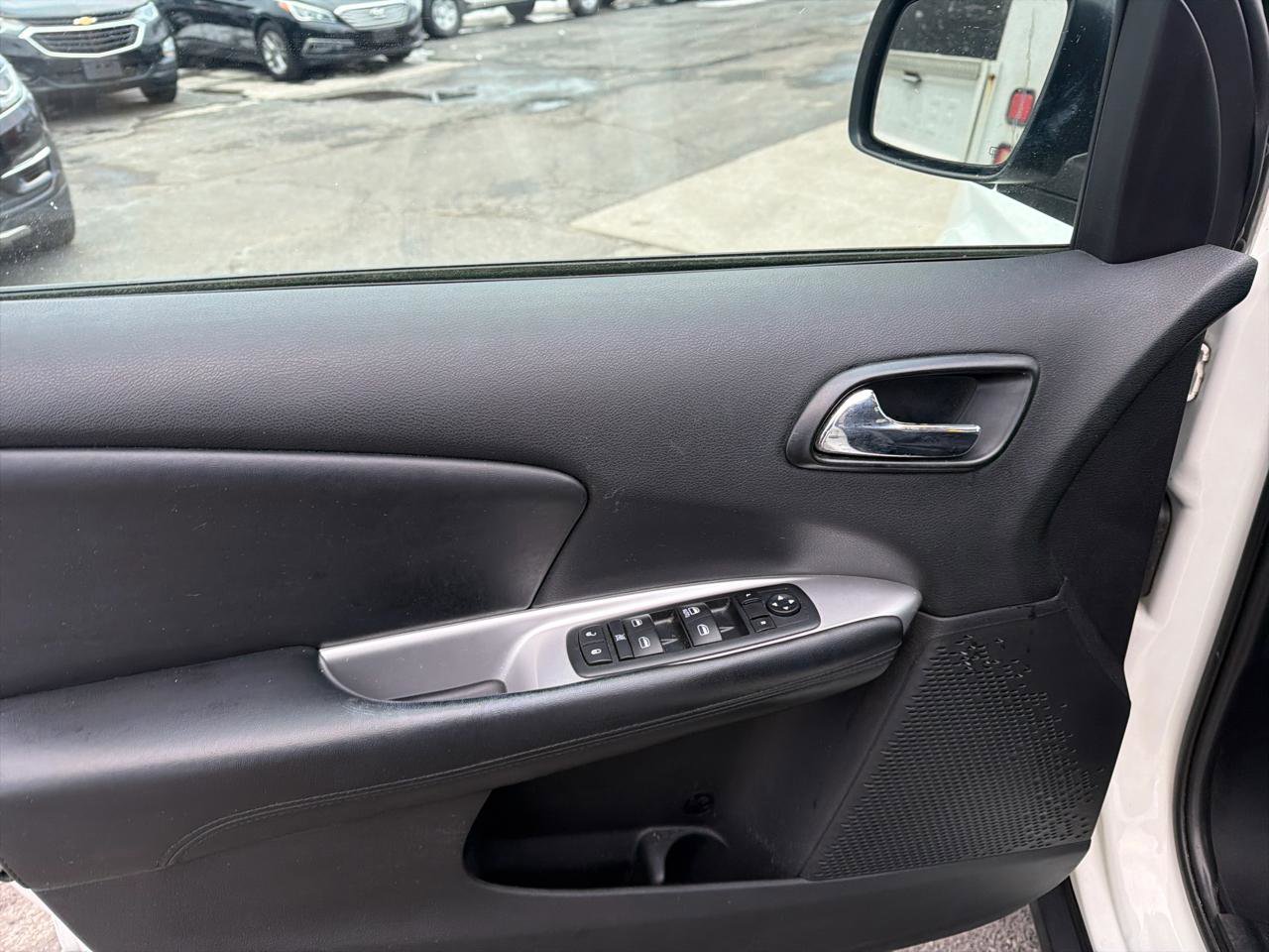 Used 2015 Dodge Journey SXT w/ Flexible Seating Group image 15