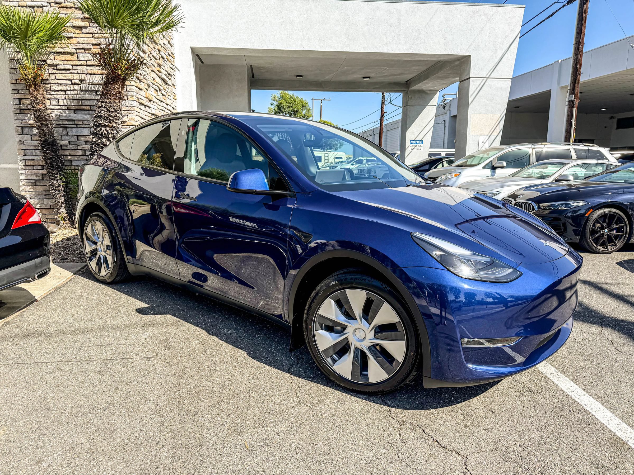 Used 2023 Tesla Model Y Long Range AWD/4WD image 1