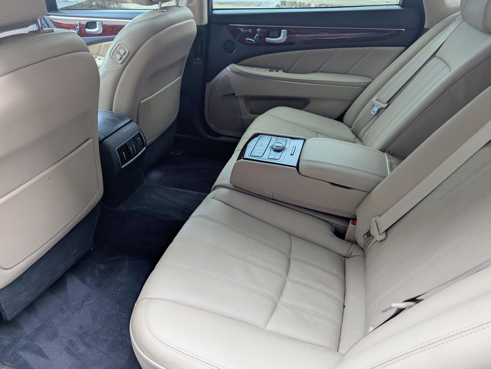 Used 2013 Hyundai Equus Signature RWD image 6