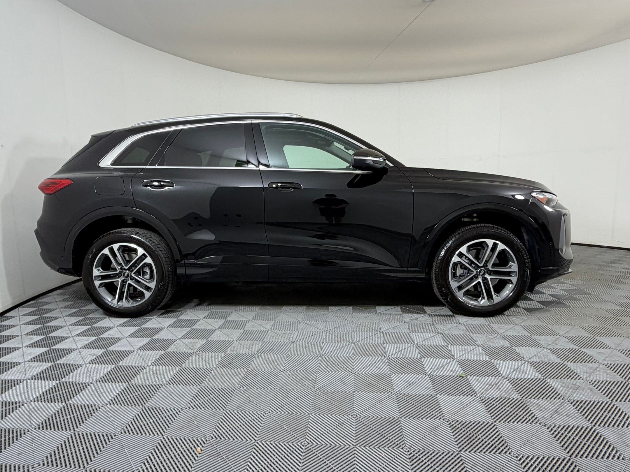 Used 2025 Audi Q5 Premium w/ Convenience Package AWD/4WD image 8
