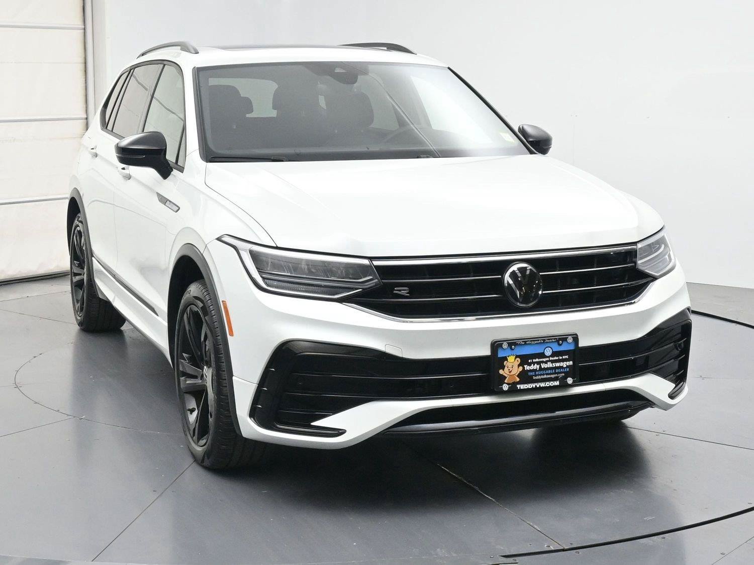 Certified 2024 Volkswagen Tiguan SE R-Line AWD/4WD image 28