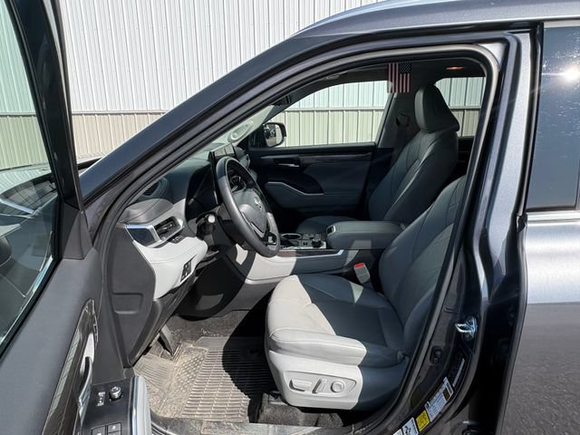 Used 2025 Toyota Highlander Platinum AWD/4WD image 9