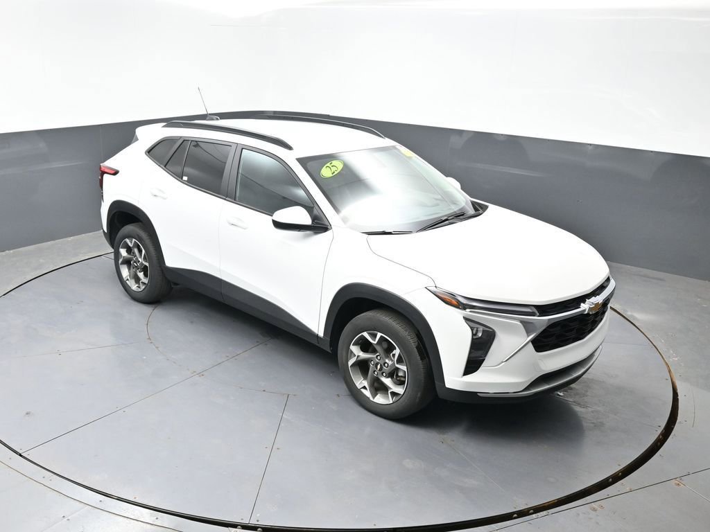 Used 2025 Chevrolet Trax LT FWD image 44