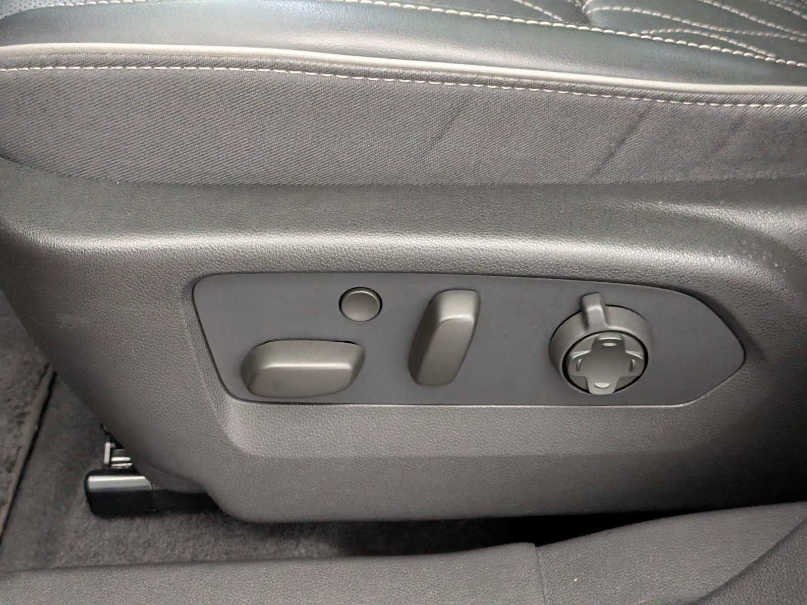 Used 2022 Buick Envision Avenir w/ Technology Package II image 18