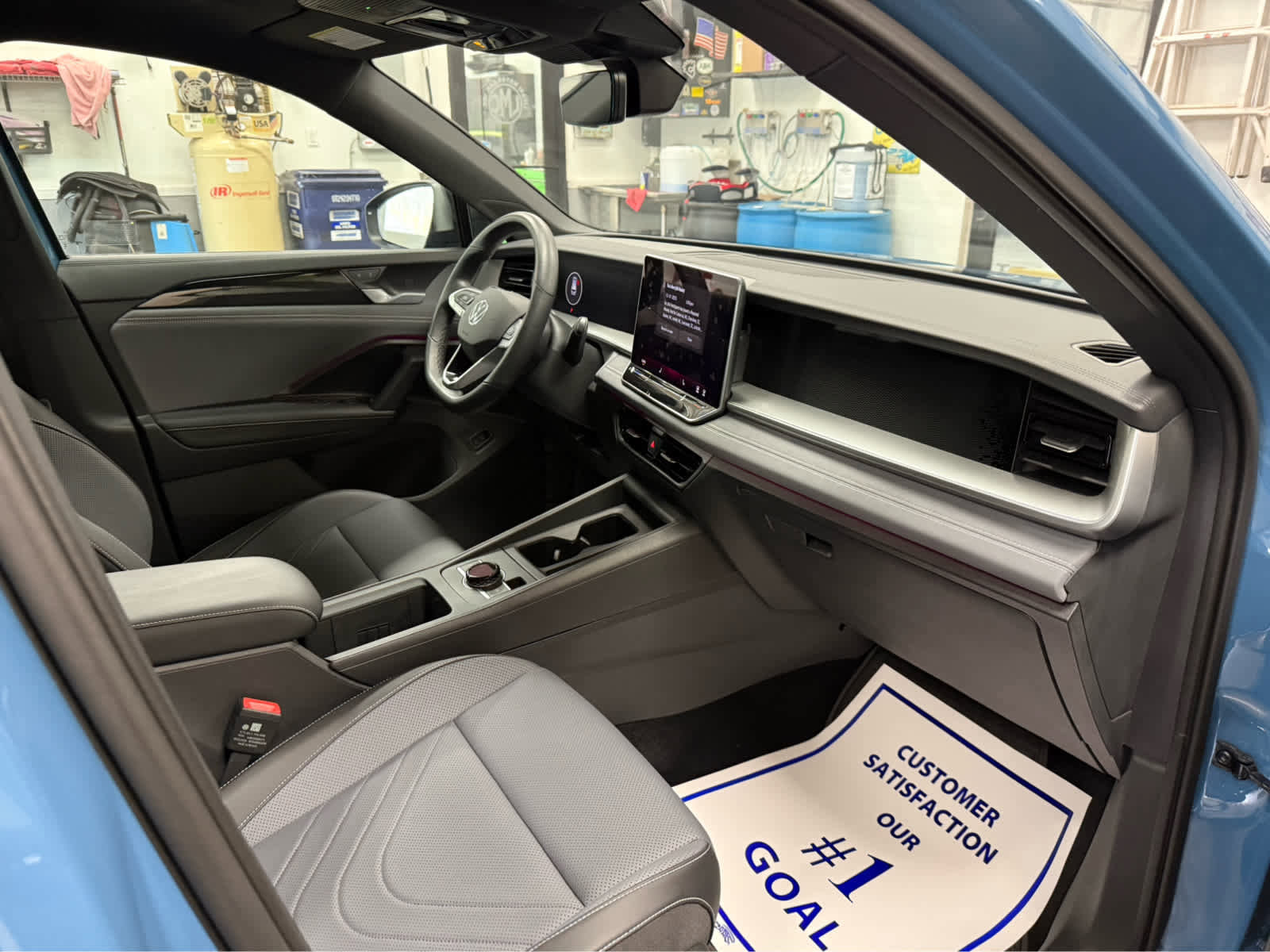 Used 2025 Volkswagen Tiguan SE R-Line AWD/4WD image 27