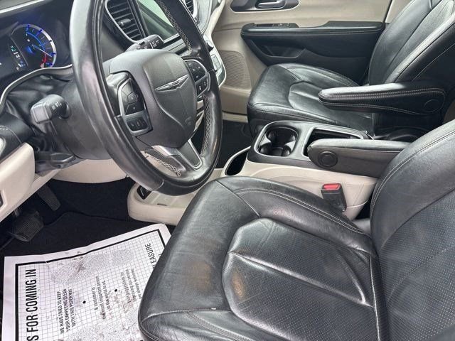 Used 2022 Chrysler Pacifica Touring-L w/ Uconnect Theater Family Group image 11