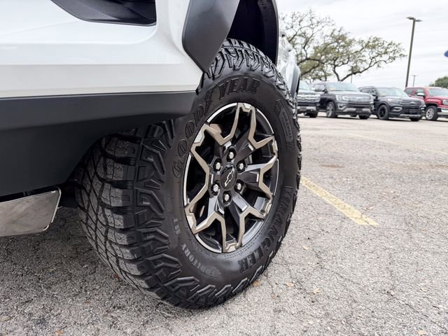 Used 2025 Chevrolet Colorado ZR2 w/ Technology Package AWD/4WD image 10