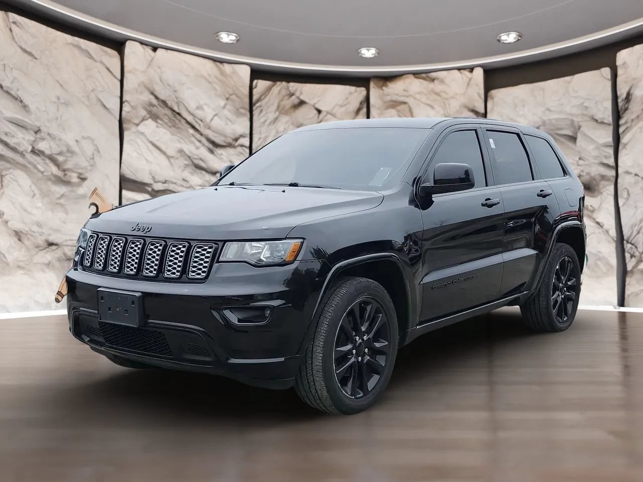 Used 2018 Jeep Grand Cherokee Altitude AWD/4WD image 3