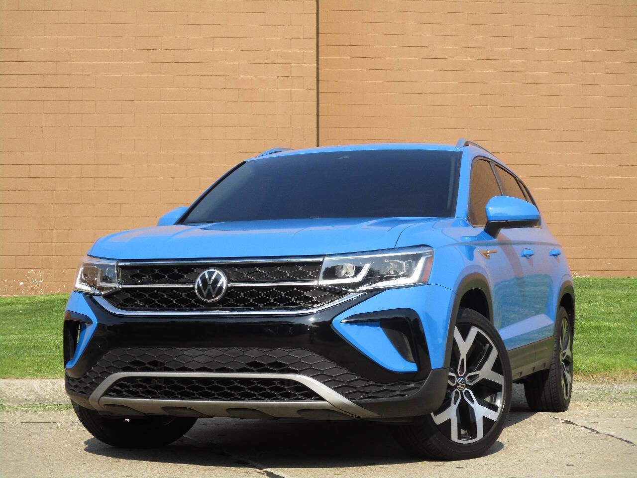 Used 2022 Volkswagen Taos SEL image 2