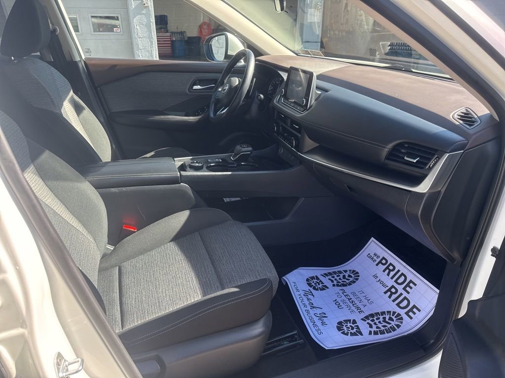 Used 2023 Nissan Rogue SV image 11