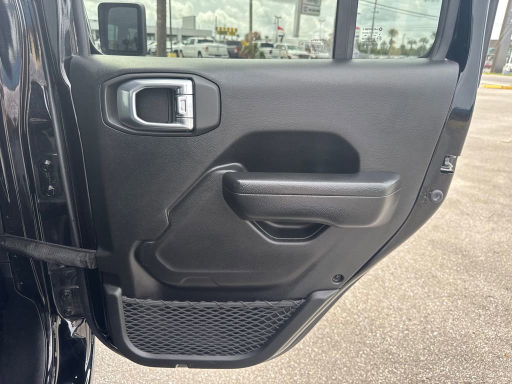 Used 2022 Jeep Gladiator Sport AWD/4WD image 16