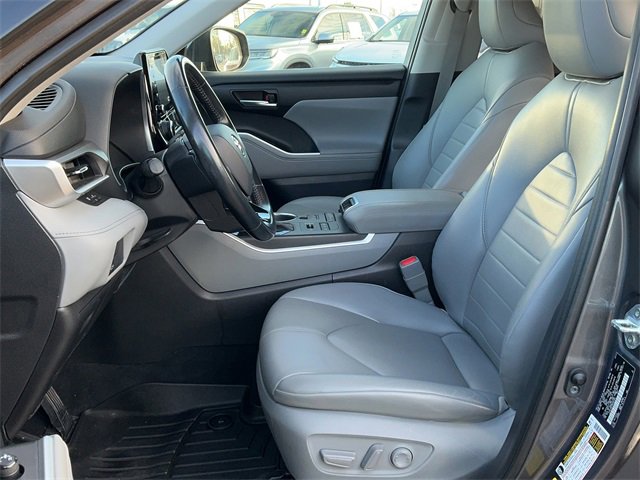 Used 2021 Toyota Highlander XLE image 13