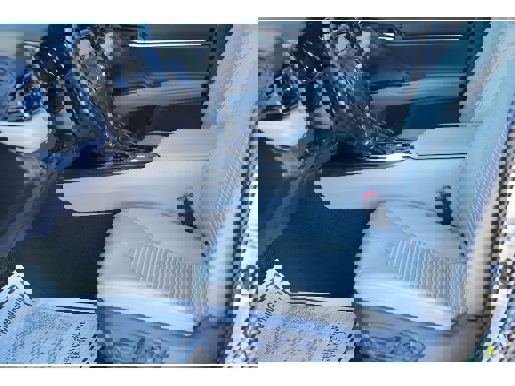 Used 2019 Toyota Camry SE w/ Convenience Package image 11