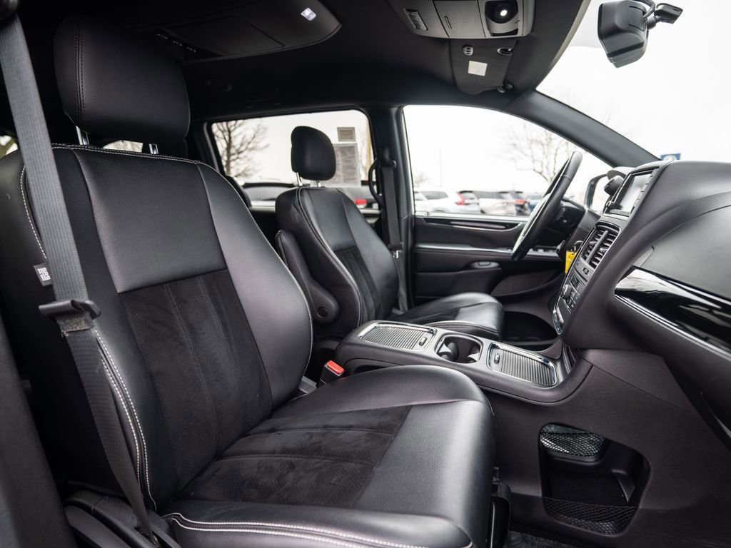 Used 2016 Dodge Grand Caravan SXT image 17