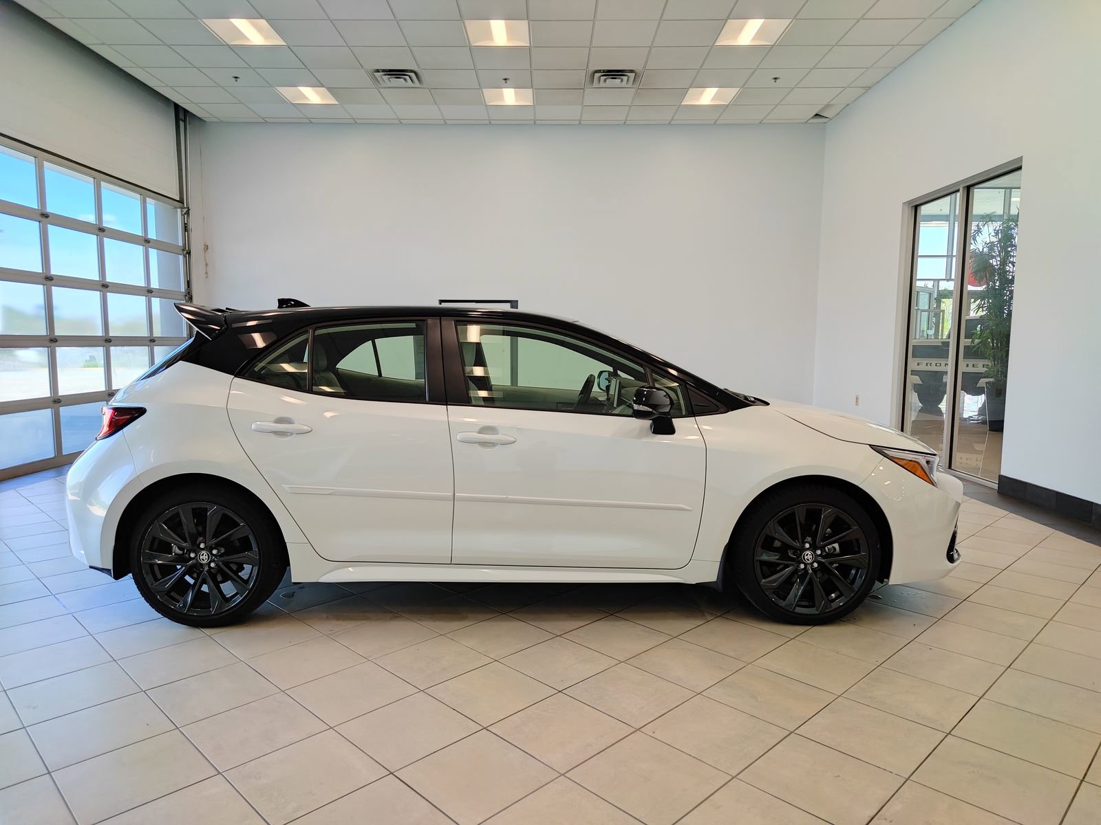 Used 2025 Toyota Corolla XSE FWD image 2