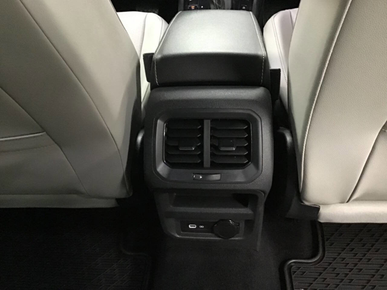 Used 2021 Volkswagen Tiguan SE w/ Panoramic Sunroof Package AWD/4WD image 27
