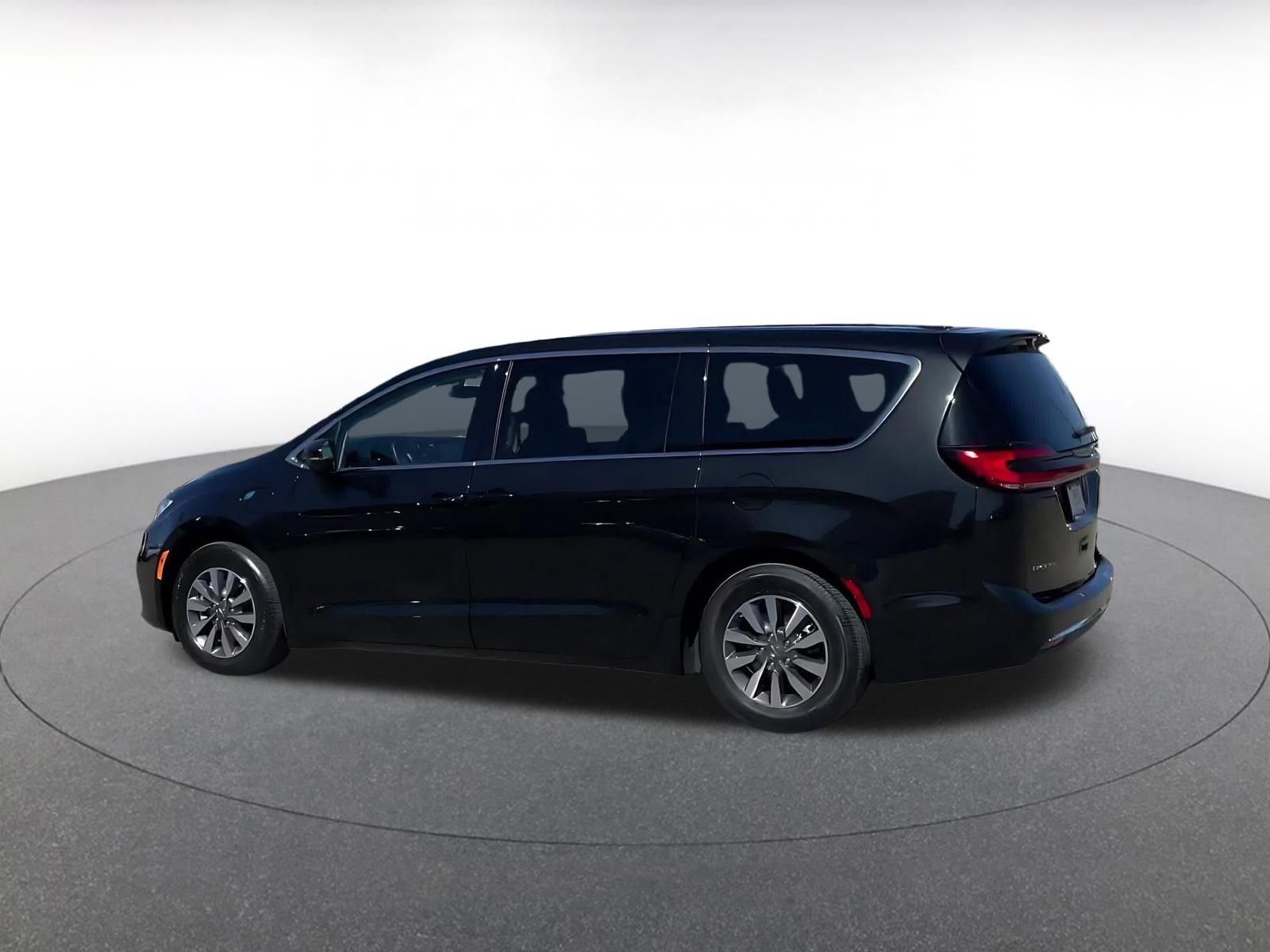 Used 2023 Chrysler Pacifica Touring-L image 10