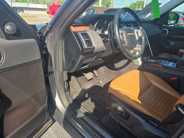 Used 2017 Land Rover Discovery HSE AWD/4WD image 4