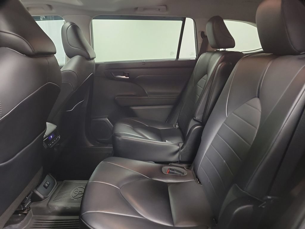 Used 2020 Toyota Highlander XLE FWD image 31