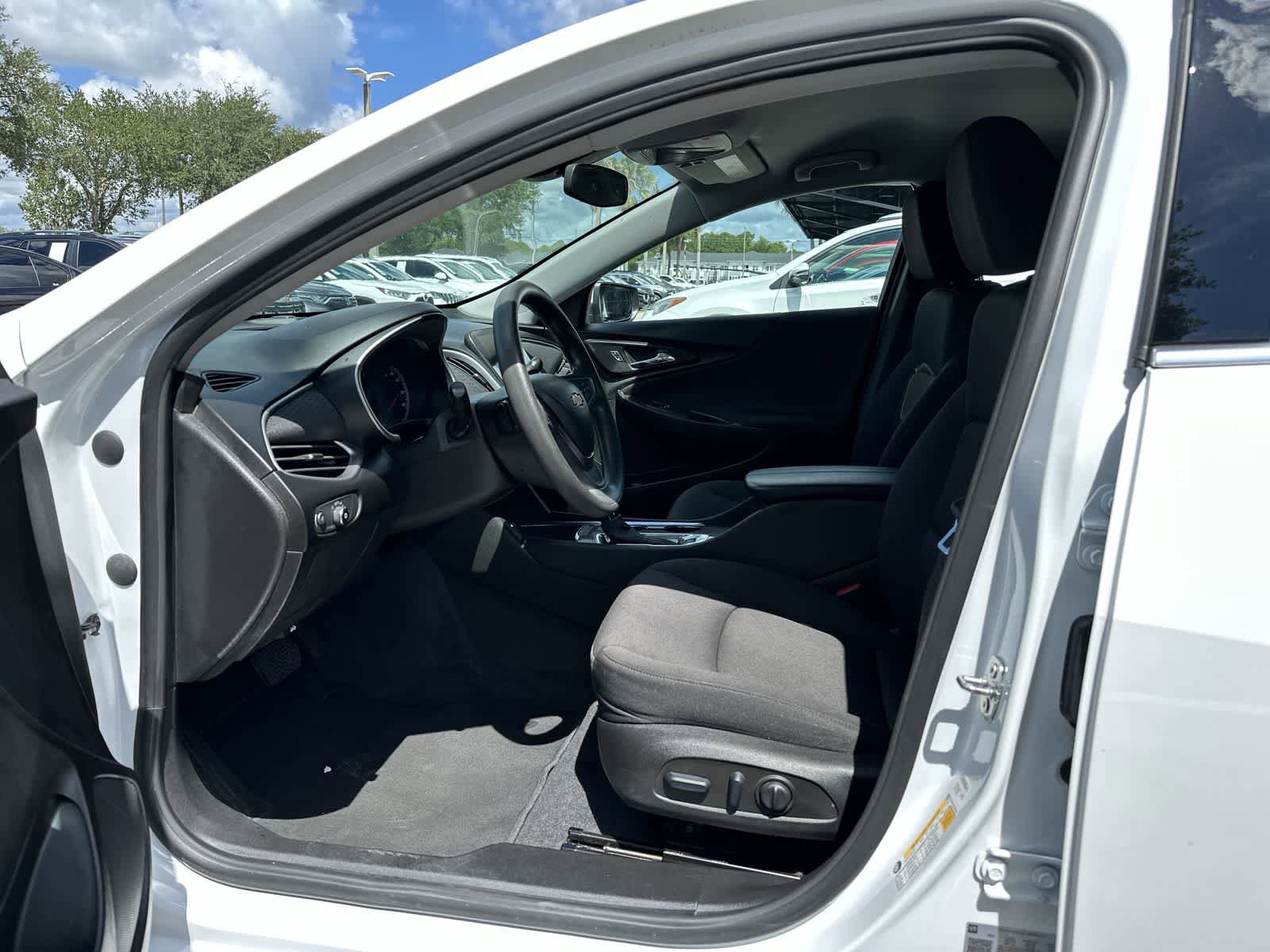 Used 2022 Chevrolet Malibu LT FWD image 2