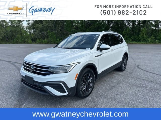Used 2023 Volkswagen Tiguan SE w/ Panoramic Sunroof Package image 1