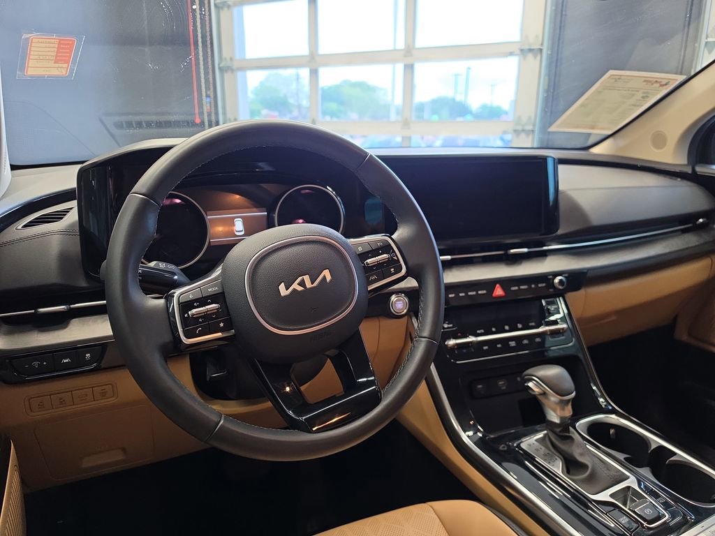 Used 2024 Kia Carnival EX image 17
