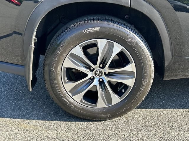 Used 2023 Toyota Highlander XLE AWD/4WD image 12