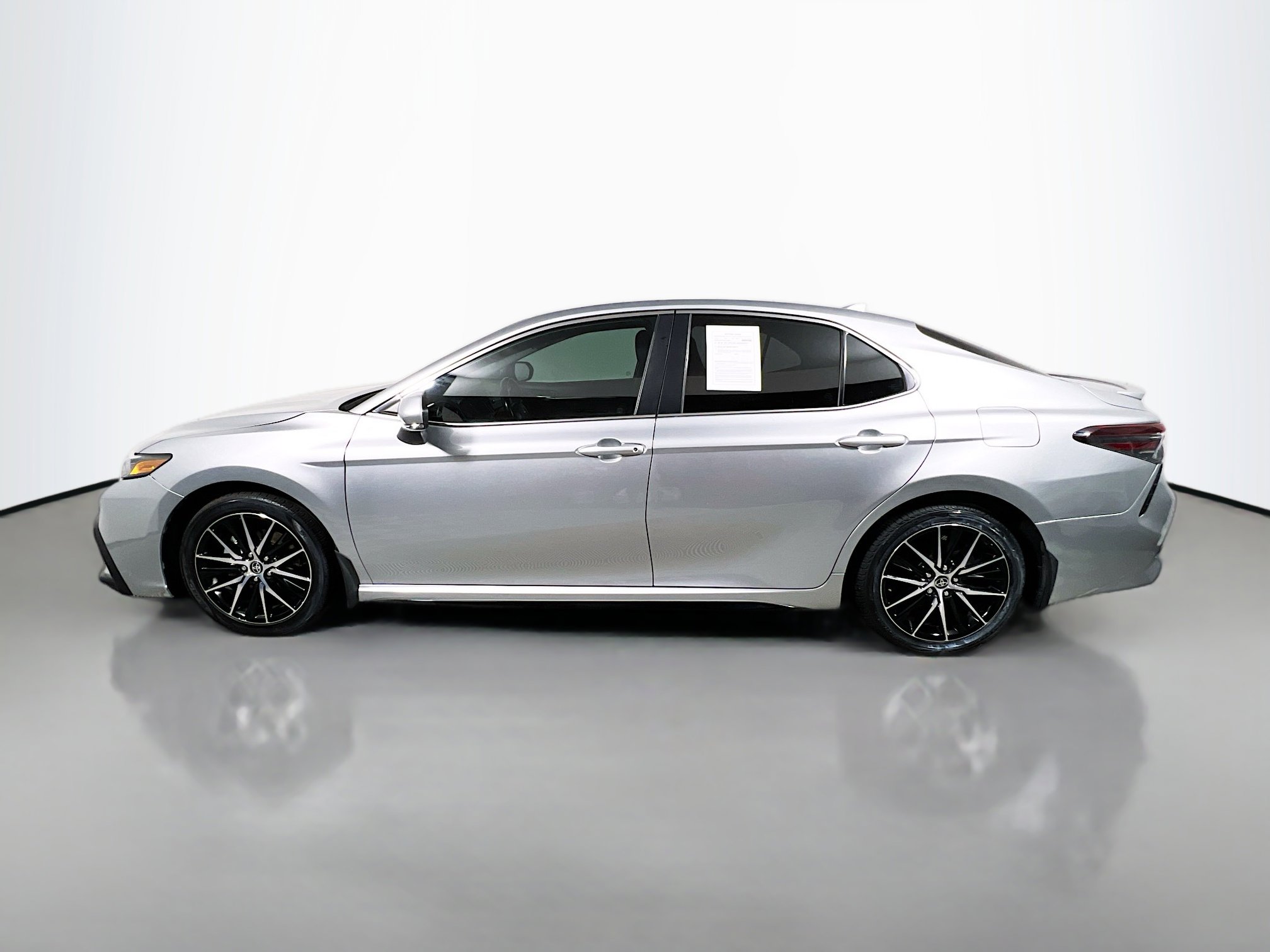 Used 2024 Toyota Camry SE image 9