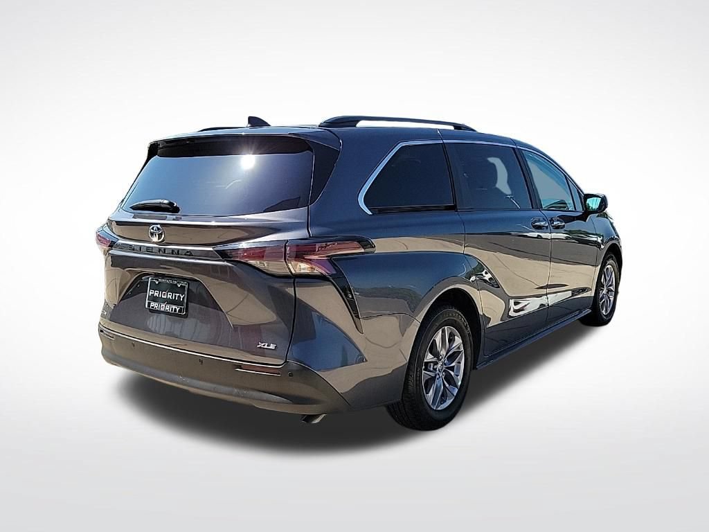 Used 2025 Toyota Sienna XLE FWD image 4
