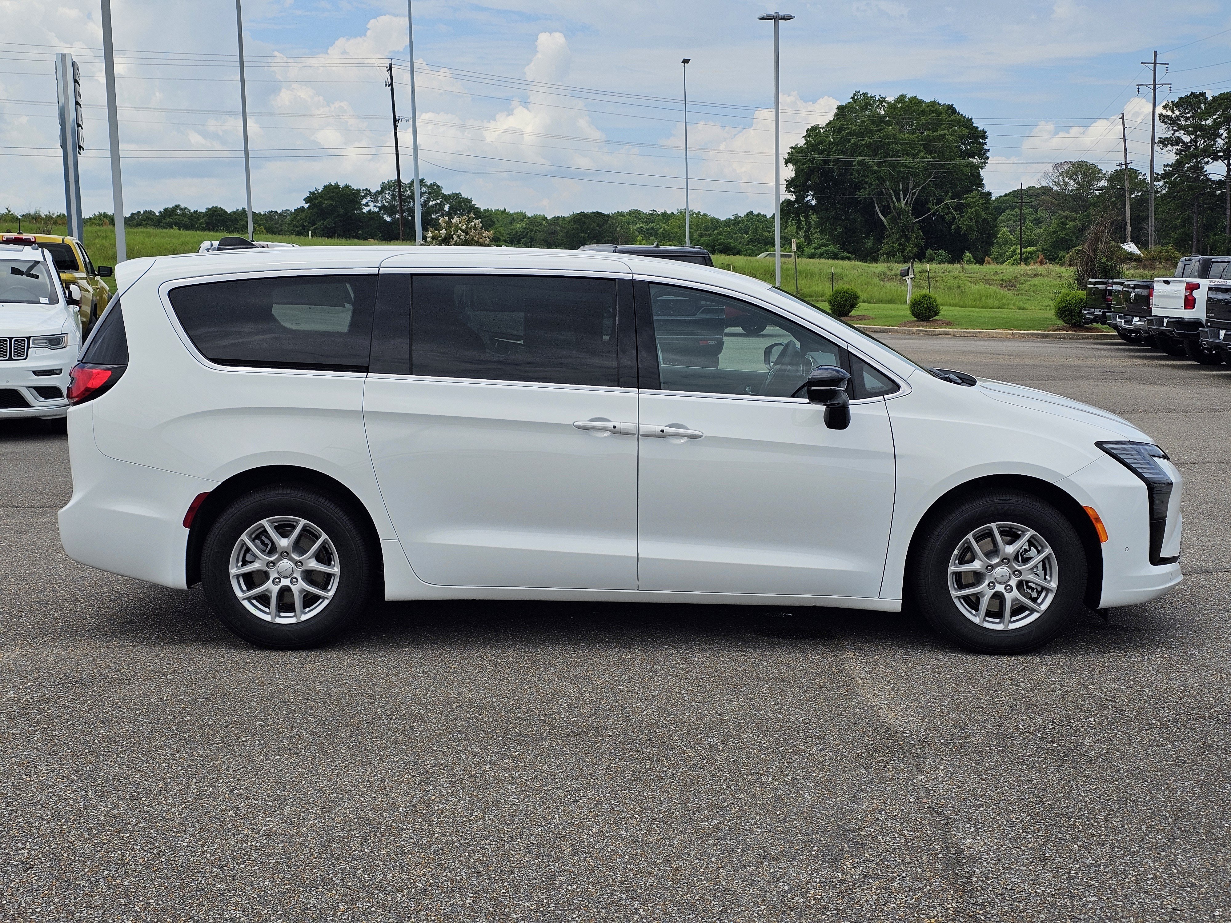 New 2027 Chrysler Pacifica Select FWD image 7