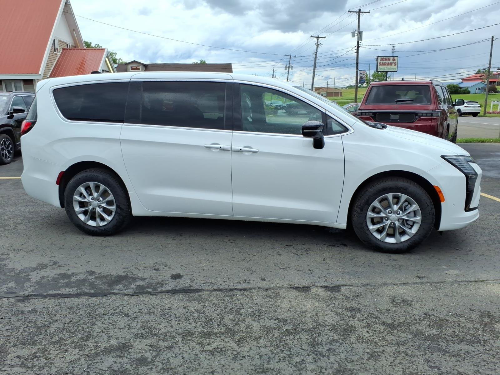 New 2027 Chrysler Pacifica Select AWD/4WD image 4