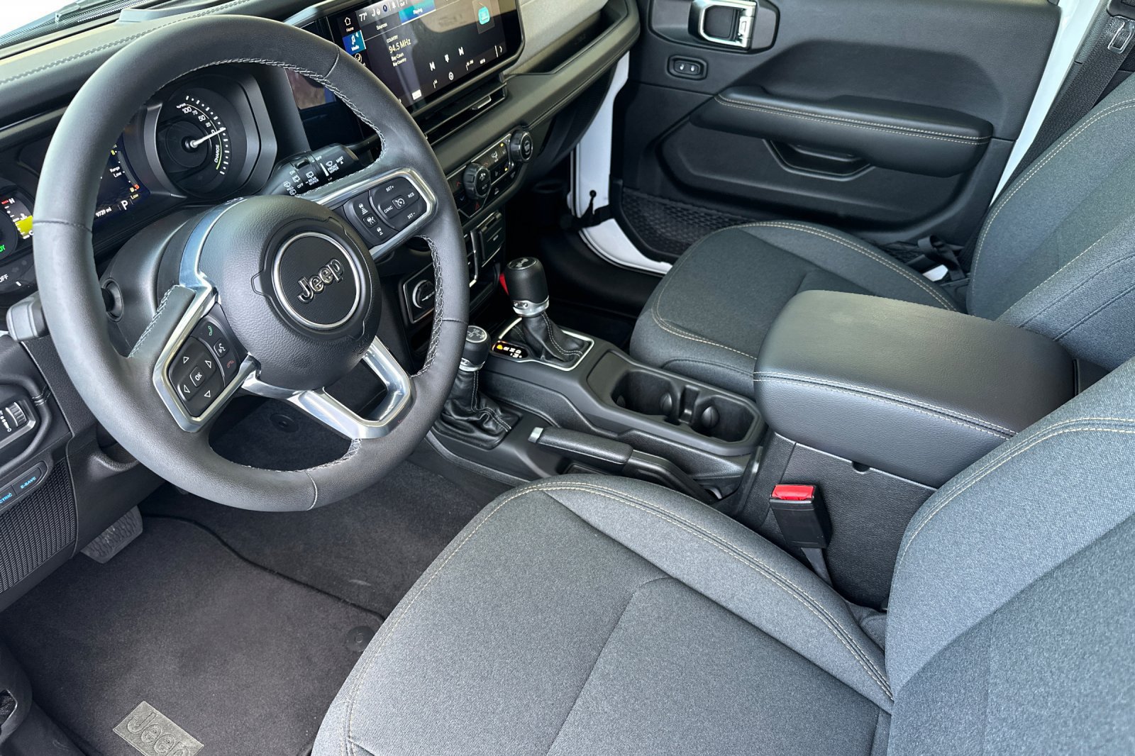Used 2025 Jeep Wrangler Unlimited Sahara AWD/4WD image 10