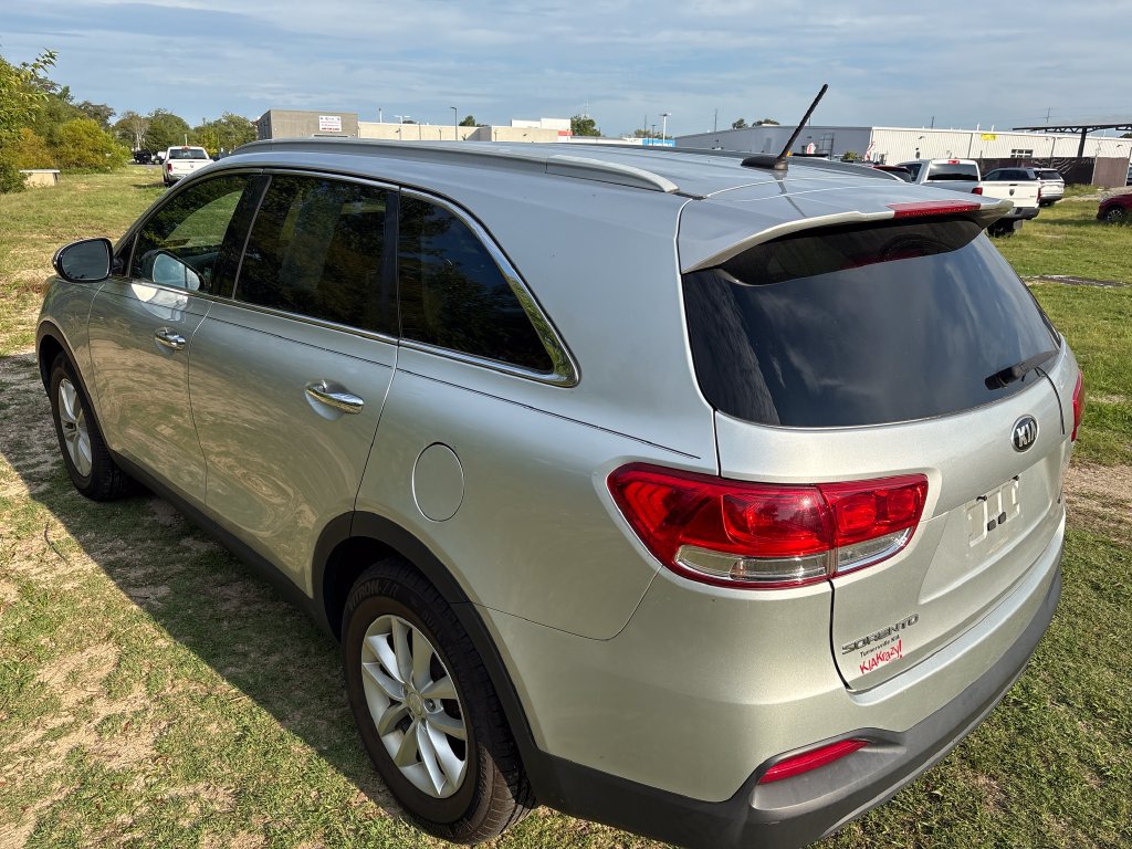 Used 2017 Kia Sorento FWD image 4