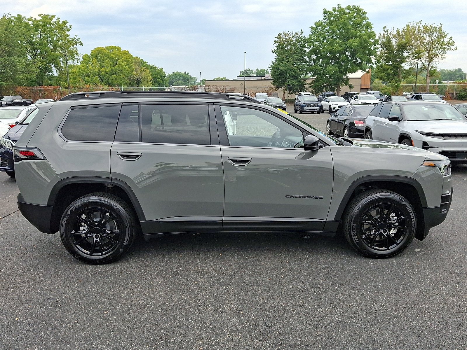 Used 2026 Jeep Cherokee Laredo AWD/4WD image 7