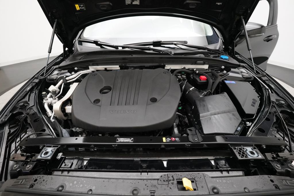 Used 2025 Volvo V60 B5 Cross Country Plus image 3