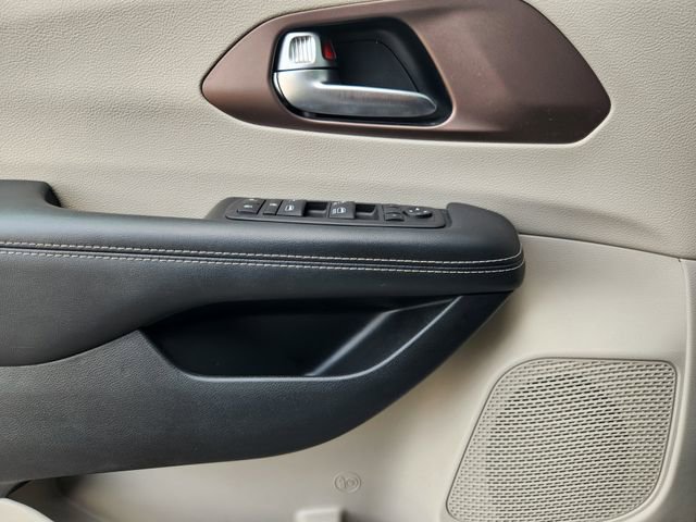 Used 2023 Chrysler Voyager LX FWD image 17