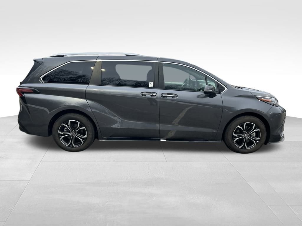 Used 2025 Toyota Sienna Platinum image 6