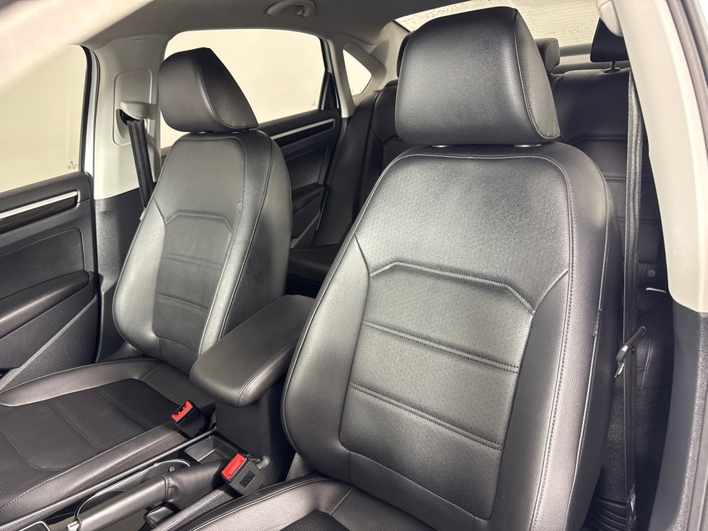 Used 2019 Volkswagen Passat 2.0T SE R-Line image 12