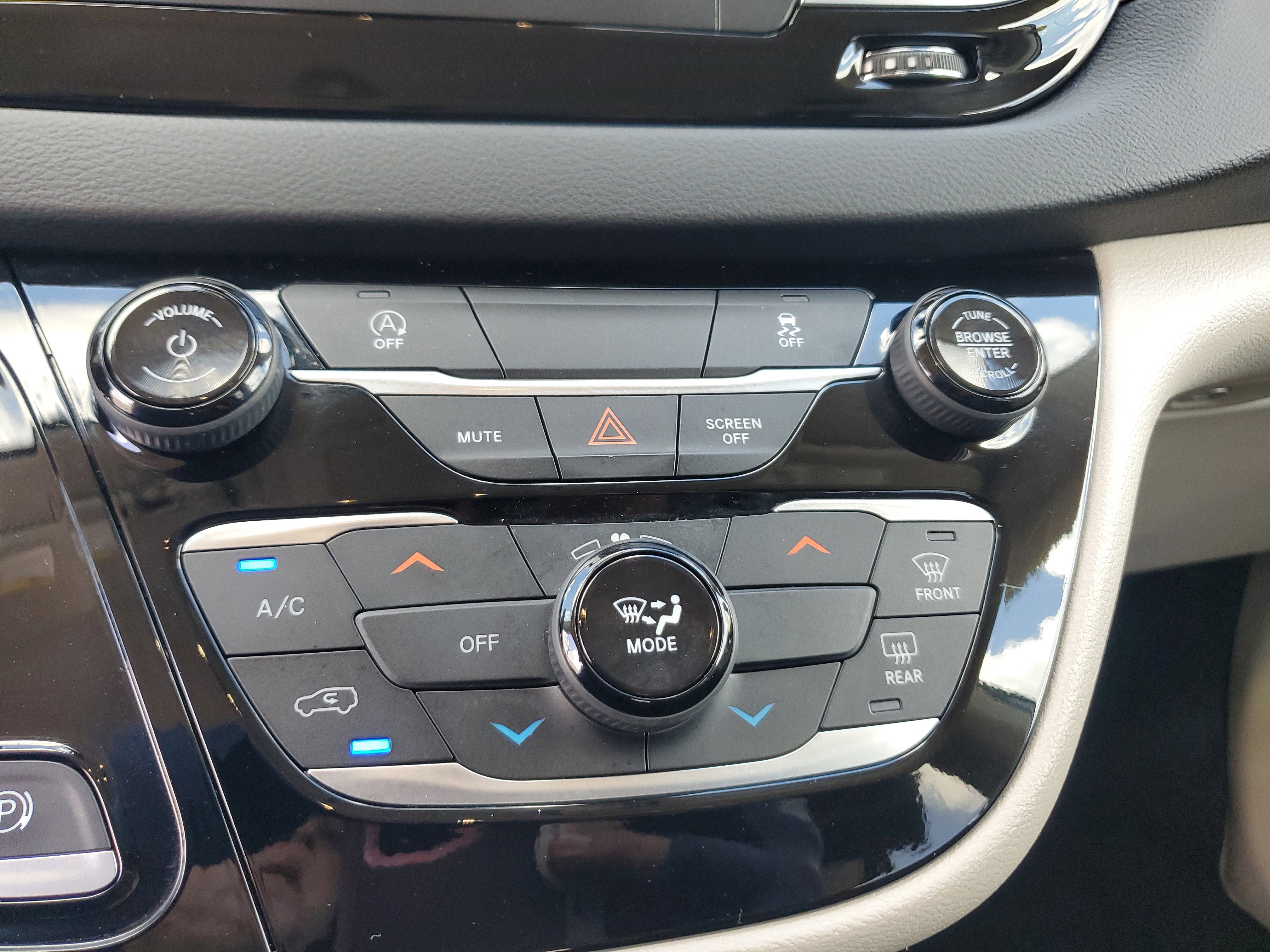 Used 2023 Chrysler Voyager LX image 25