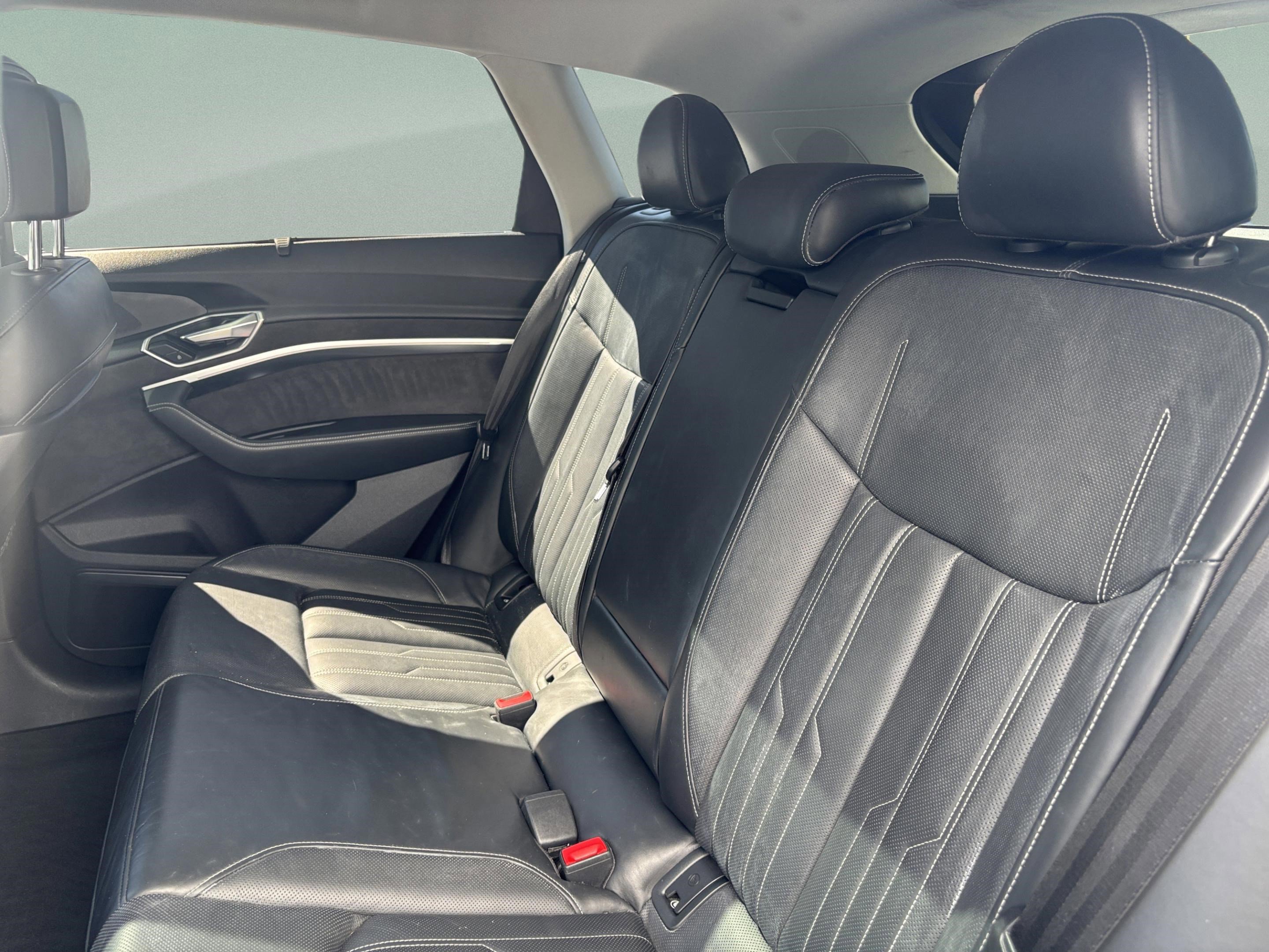 Used 2019 Audi e-tron Prestige w/ Prestige Package AWD/4WD image 17
