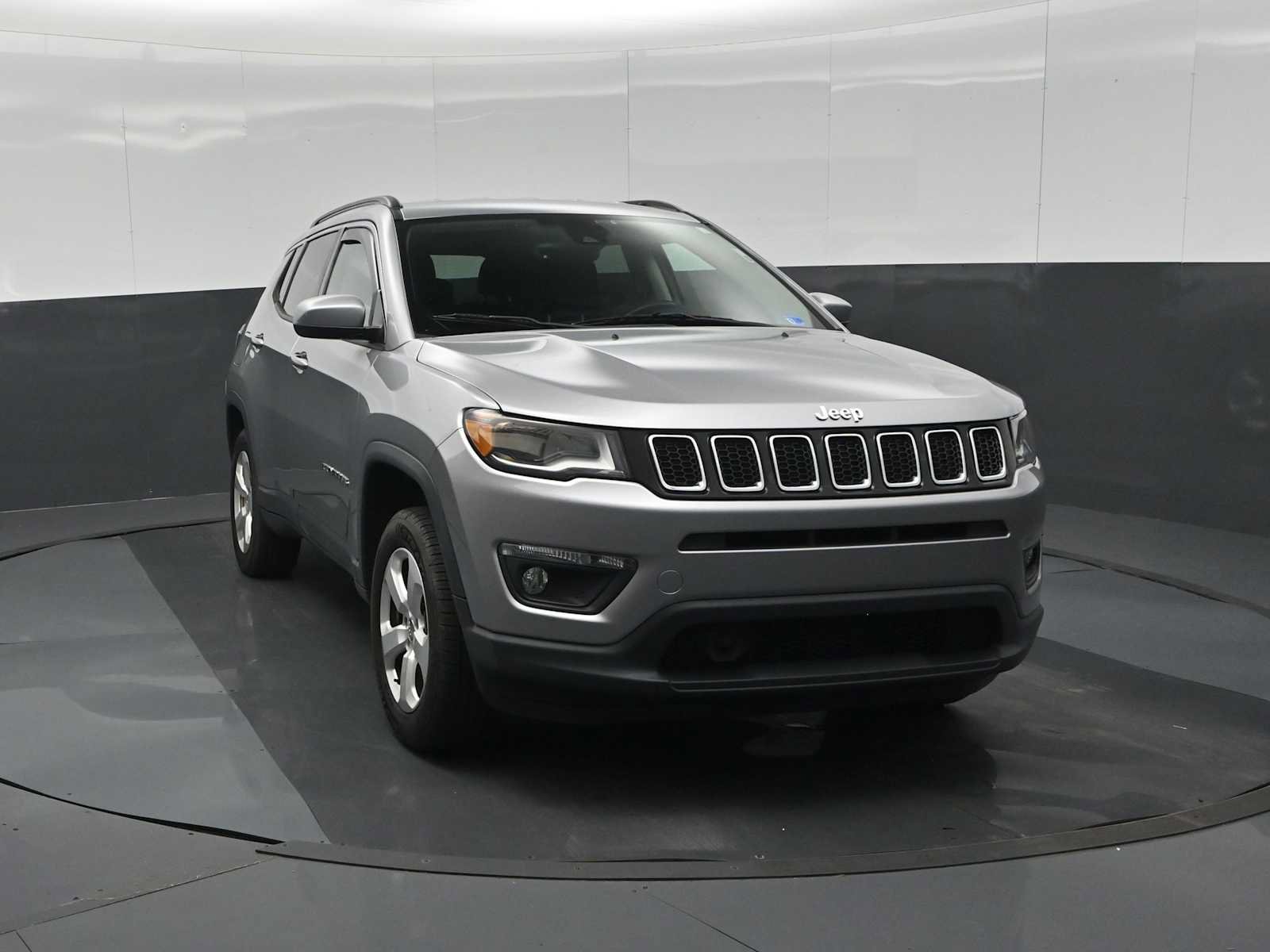 Used 2018 Jeep Compass Latitude w/ Popular Equipment Group AWD/4WD image 2