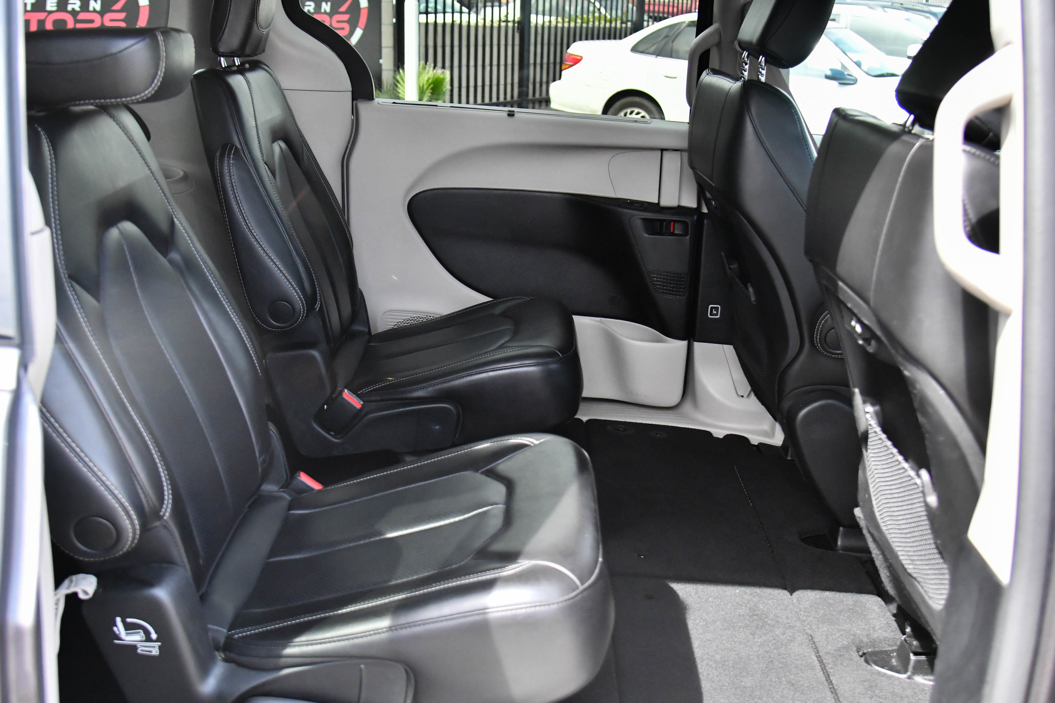 Used 2023 Chrysler Pacifica Touring-L image 48