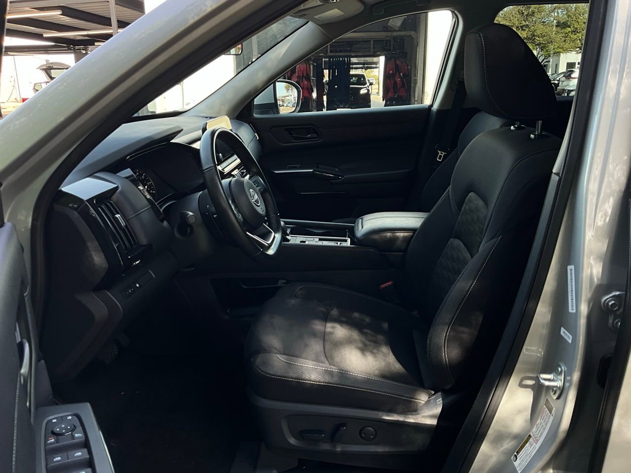 Used 2024 Nissan Pathfinder SV image 11