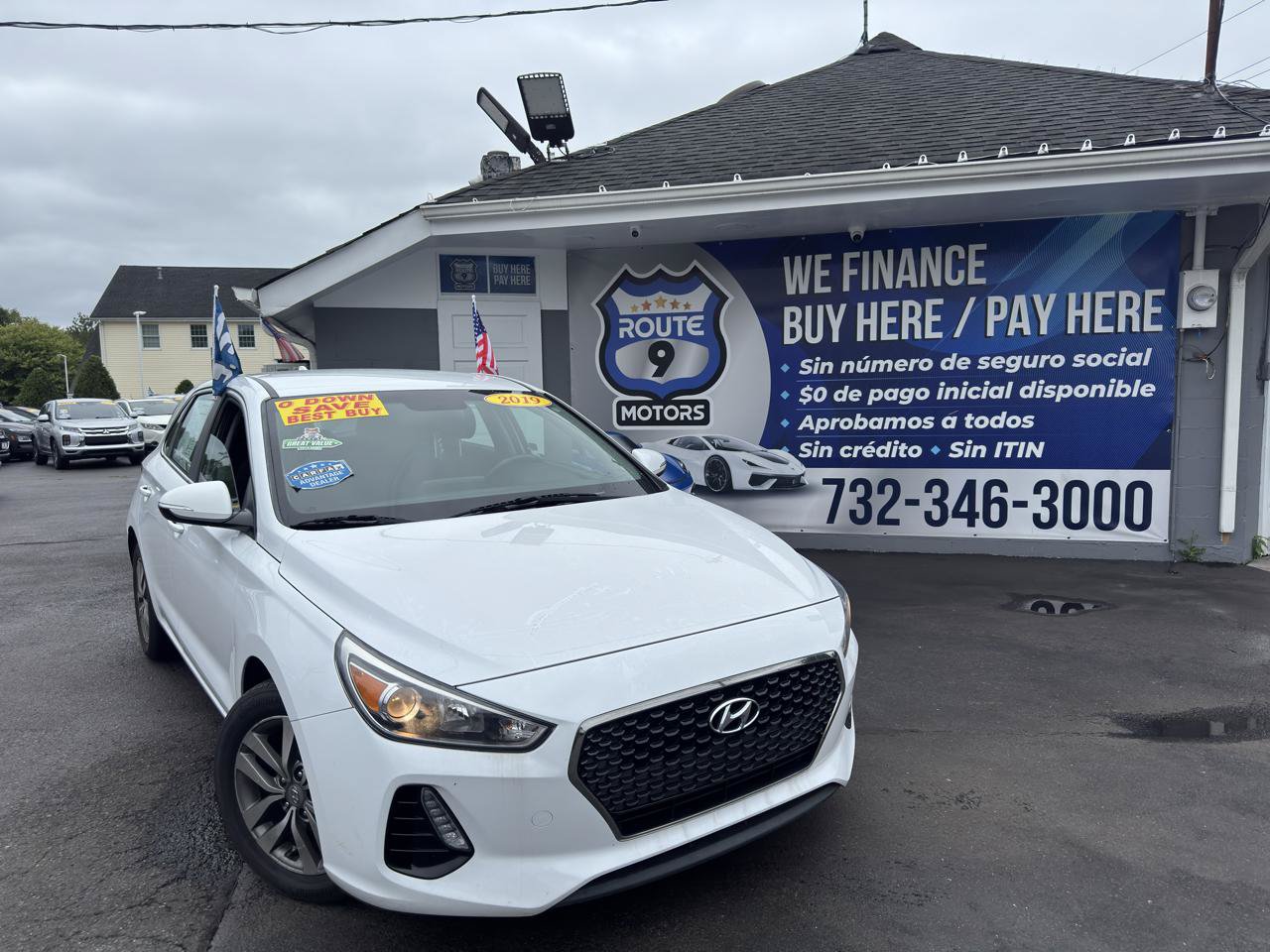 Used 2019 Hyundai Elantra GT FWD image 1