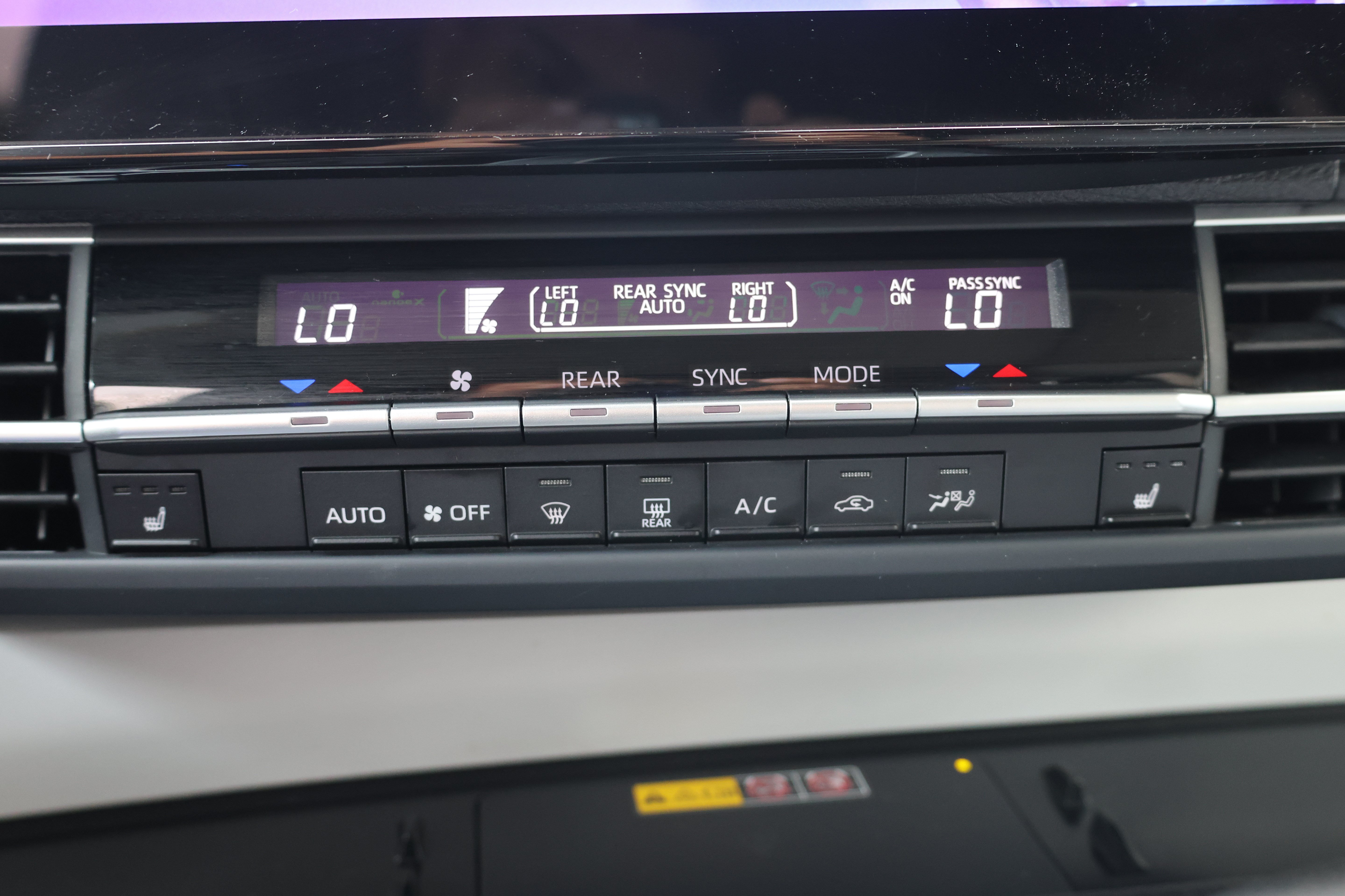 Certified 2025 Toyota Sienna XLE FWD image 38