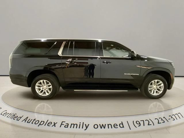 Used 2025 Chevrolet Suburban LT RWD image 6