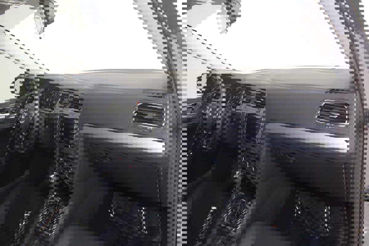 Used 2017 Volkswagen Golf Wolfsburg Edition image 39