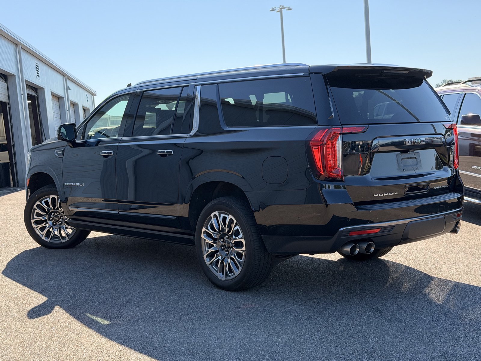 Used 2023 GMC Yukon XL Denali Ultimate AWD/4WD image 10